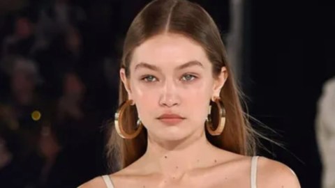 Məşhur model gəlirini Ukrayna üçün ayırdı