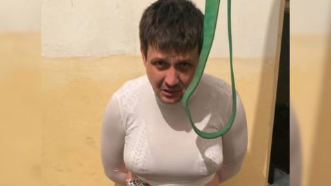 Qadın paltarı geyinib ölkədən qaçmaq istədi - FOTO