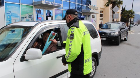 Yol polisləri xanım sürücüləri belə təbrik edib