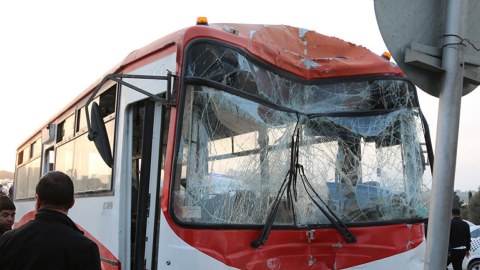 Bakıda avtobusla yük avtomobili TOQQUŞUB