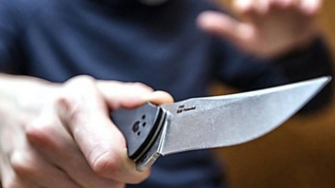 Bıçaqla hədələyib telefonunu əlindən aldı