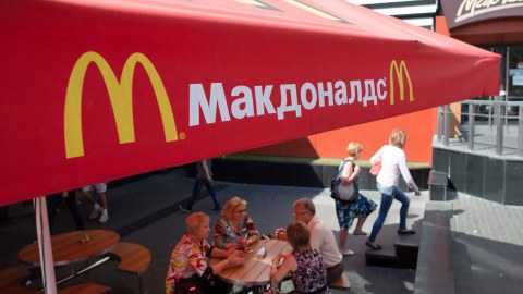 “McDonald`s” Rusiyadakı restoranlarını bağlayır