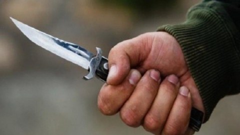 Qadın polis bölməsinin həyətində ərini BIÇAQLADI