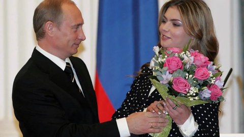 Putin məşuqəsini uşaqları ilə birgə İsveçrədə gizlədir - İDDİA