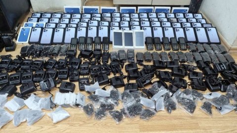 Gömrükçülər mobil telefon və aksesuarlarını müsadirə etdilər
