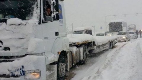 Yük maşınlarının İstanbula girişinə qadağa qoyuldu