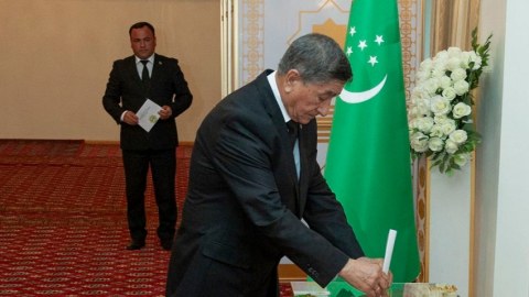 Sabah Türkmənistanda prezident seçkiləridir - Əsas namizəd bir nəfərdi 