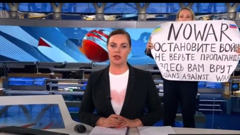 Canlı efirdə “Müharibəyə yox!” deyən redaktor SAXLANILDI