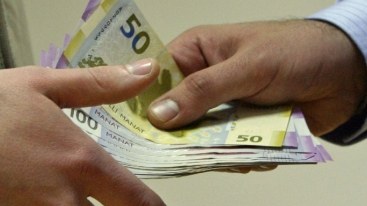 Muzdla çalışan işçilərin maaşı artıb