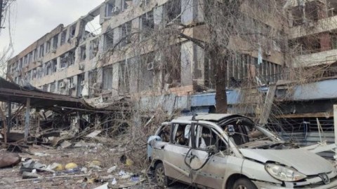 Ukraynada sakinlərin sığındığı teatr binası bombalandı