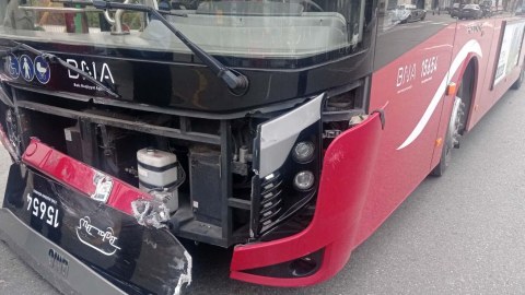 “BakuBus”un avtobusu qəzaya düşdü
