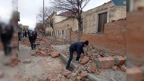 Gəncədə nənə və nəvəsi daş hasarın altında qaldı - FOTO