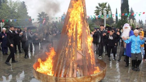İcra başçısı Şaxta babanı Novruz mərasiminə gətirtdi - Maraqlı FOTO