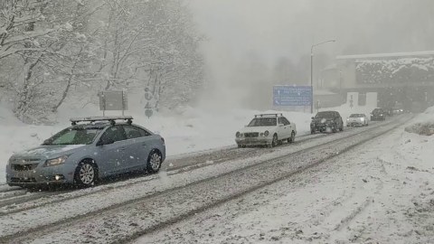 Güclü qar Tbilisi yollarını iflic etdi