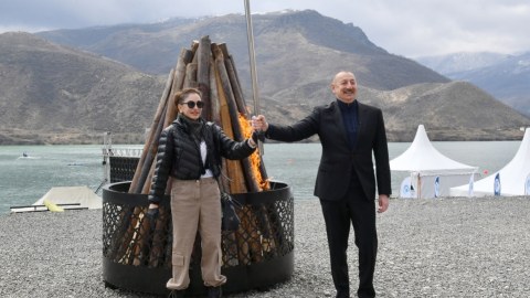 İlham Əliyev Suqovuşanda bayram tonqalını alovlandırdı - FOTOLAR