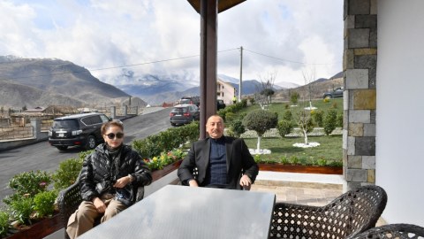 Prezidentlə xanımı Suqovuşanda təmir olunan evdə - FOTOLAR