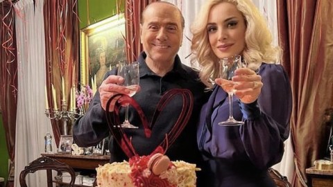 Berluskoni özündən 53 yaş kiçik qadınla evləndi