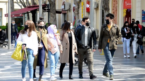 Qonşu ölkədə koronavirus qadağaları ləğv olunur