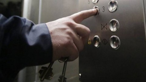 4 nəfər liftdə köməksiz vəziyyətdə qaldı
