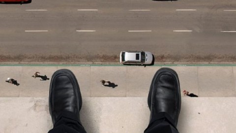 Yaşlı kişi özünü binadan atıb ÖLDÜRDÜ