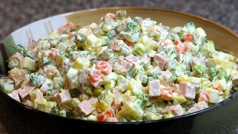 Bayramdan qalan salatı yeyib ZƏHƏRLƏNDİLƏR