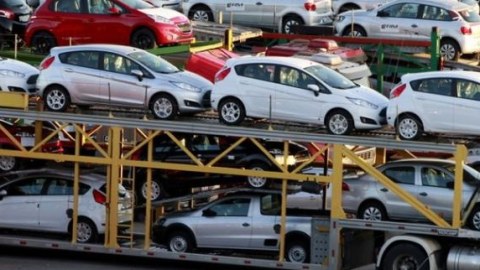 Azərbaycana 1 ayda 57 milyonluq avtomobil gətirilib