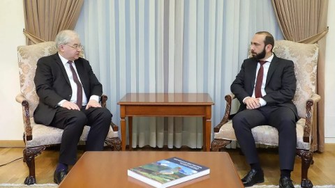 Erməni nazir həmsədrə Azərbaycandan şikayət etdi 