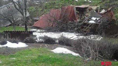 Lerikdə sürüşmə, ev torpaq altında qaldı - FOTO
