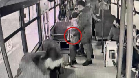 Avtobusda qadının telefonu oğurlandı
