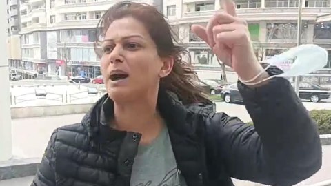 680 manatlıq yardımı kəsilən qadın nazirliyin qarşısında ETİRAZ ETDİ