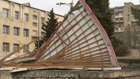 Külək daha bir məktəbin damını uçurdu