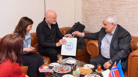 Kamal Abdulla Norveçin məşhur yazıçısı ilə görüşüb