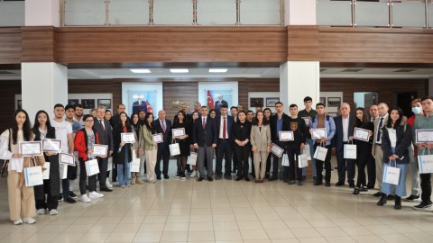 BMU-nun rektoru bu tələbələri mükafatlandırdı - FOTO