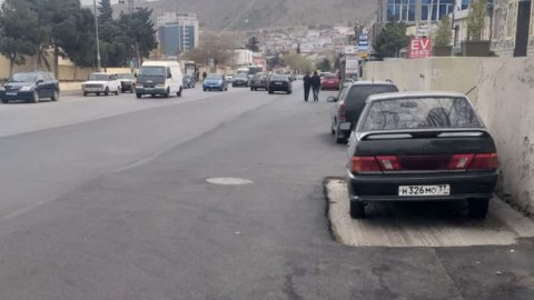 Maşını götürmədən yolu asfaltladılar - Foto