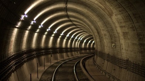 Metroda daha bir tunelin tikintisi yekunlaşdı