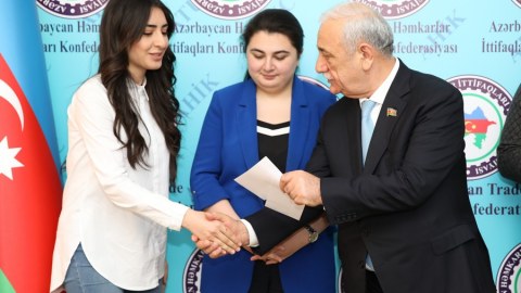 Tələbələrə təqaüd kartları verildi