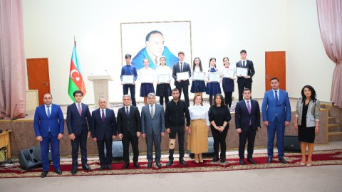 Binəqədili şagirdlərə fəxri fərman və hədiyyələr verildi - FOTO