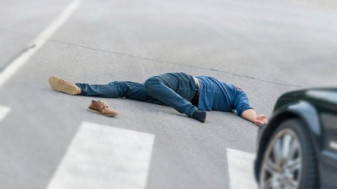 Bakıda səfirlik maşını yolu keçən piyadanı VURDU