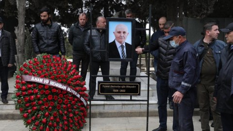 Prezident və birinci xanım alimin dəfn mərasiminə əklil göndərdi