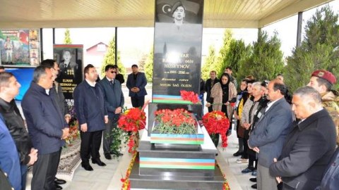 Qızılhacılıda Aprel şəhidinin məzarı ziyarət olunub
