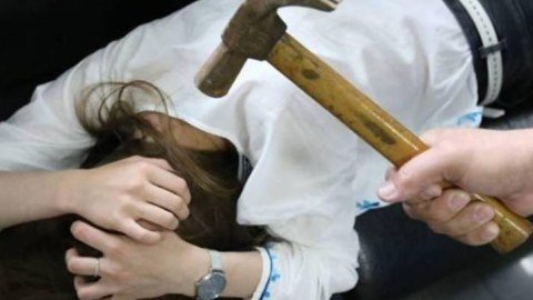 Arvadını çəkiclə öldürmək istədi - 7 il 10 ay həbs cəzası aldı