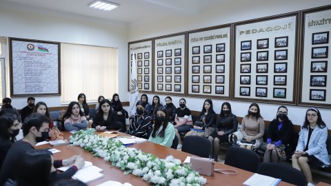 Prorektor təcrübəçi tələbələrlə görüşüb