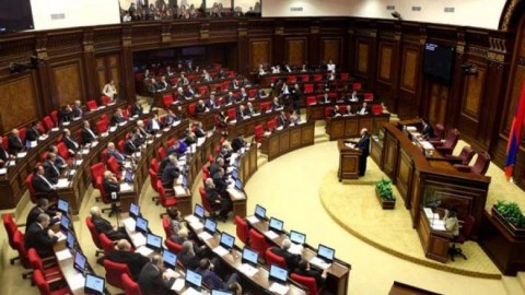 Ermənistan parlamentində QALMAQAL - “Separatçıların bayrağı” tribunadan çıxarıldı - VİDEO