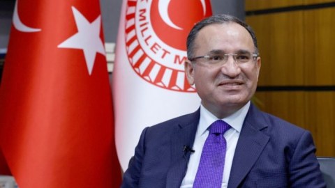 Türkiyəli nazir koronavirusa yoluxdu