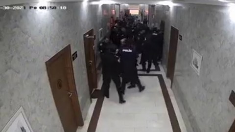 Polisin şöbədə arvadını öldürməsinin görüntüləri - VİDEO