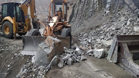 Lahıcda dağ uçqunu - yol bağlandı