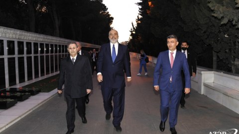 Albaniyanın Baş naziri Şəhidlər Xiyabanında