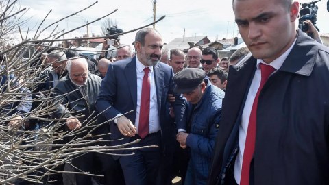 Paşinyan Gümrüyə getdi - Baş nazirə qarşı aksiya keçirildi