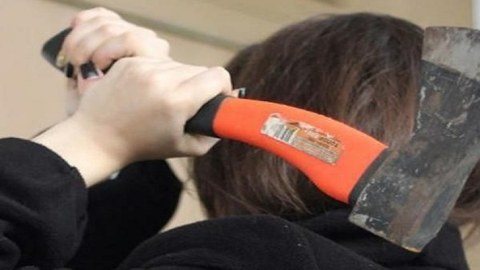 Qardaşını baltalayan bacının işi məhkəməyə göndərildi