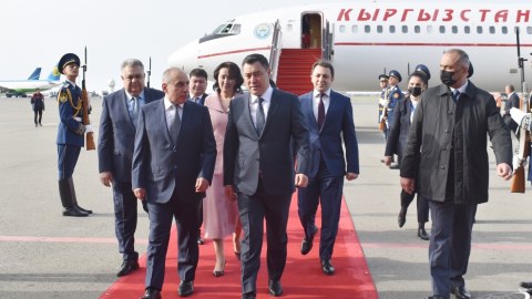 Qırğızıstan prezidenti Azərbaycana gəldi - FOTO